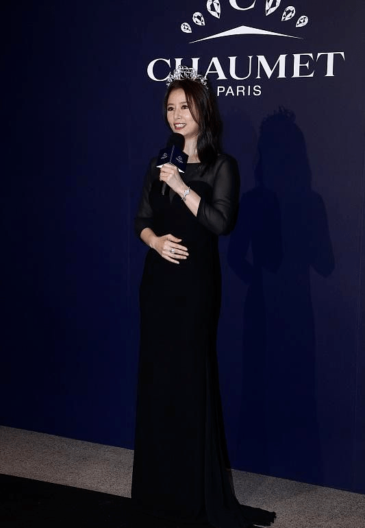 色彩|林心如久违亮相活动，穿黑色连衣裙没腰线，全程手遮肚子孕味十足