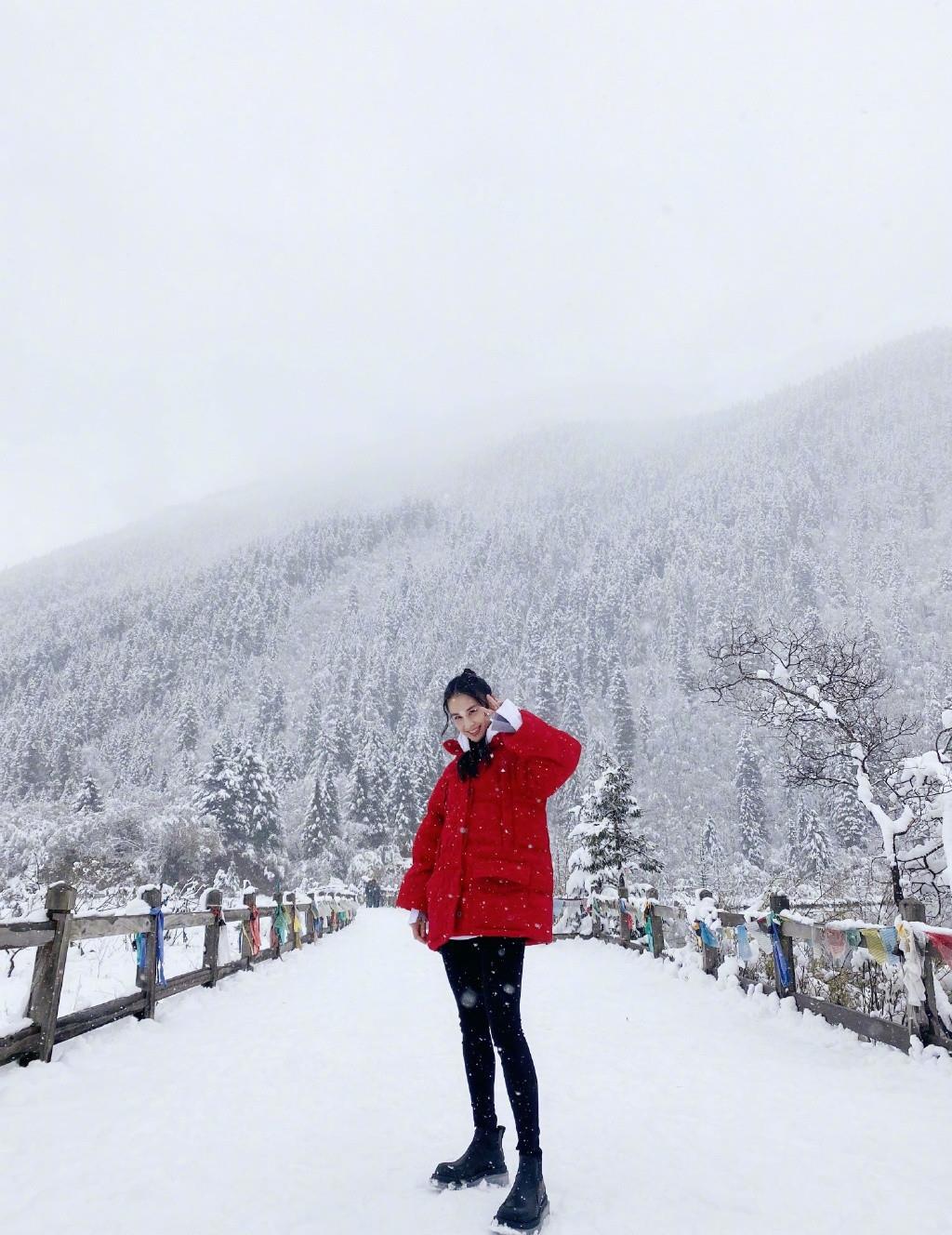 细节|37岁黄圣依雪中漫步，大雪天穿光腿裤秀电线腿，同事随拍美到发光