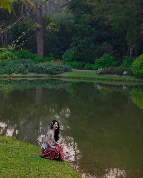 显得|赵丽颖真挺洋气的，露背花裙秀背肌，裙装紧绷却看不到赘肉