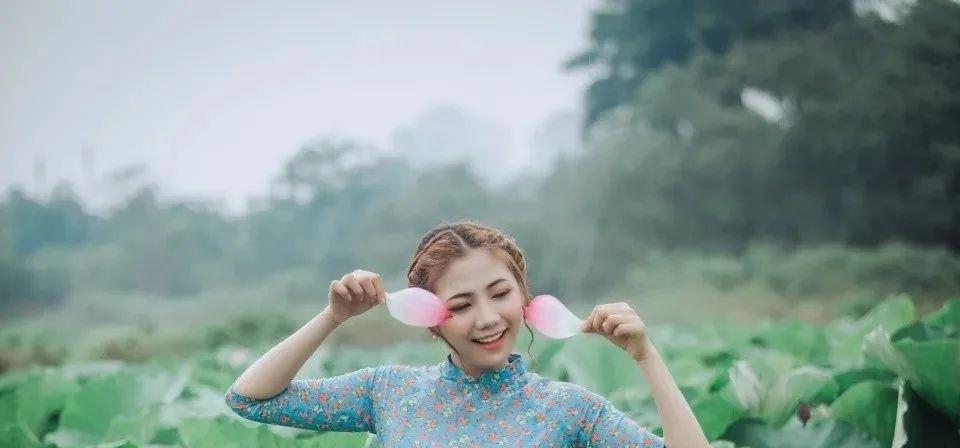 荷塘|模特在荷塘里拍人像,穿什么颜色的服装出镜好看?给你3个建议