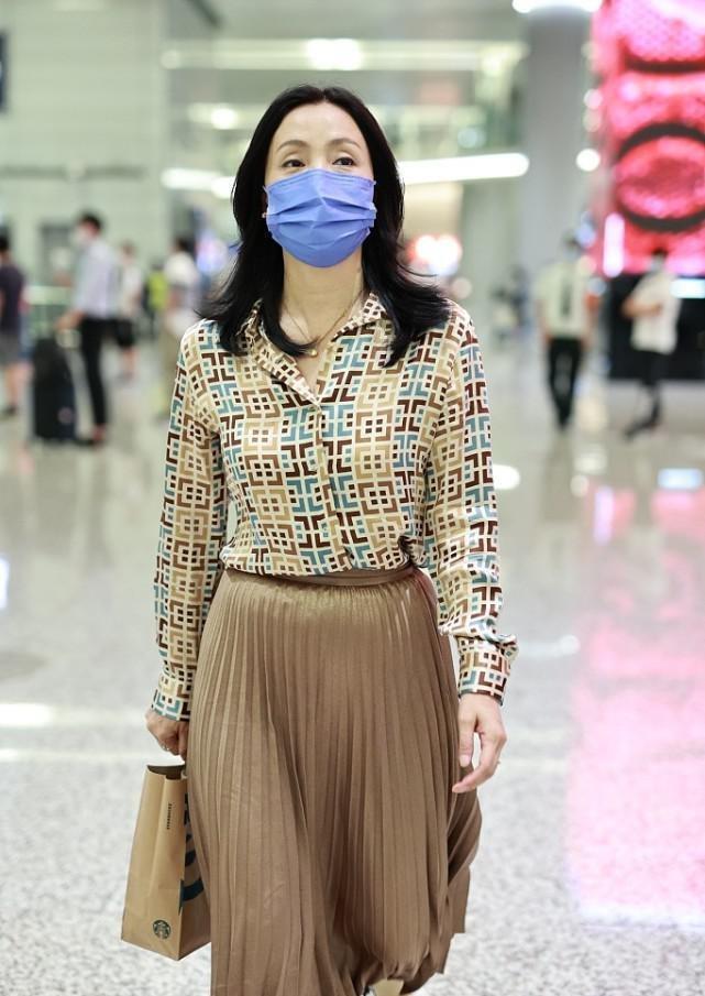 陶虹|陶虹也难逃“中年发福”,衬衫配百褶裙好优雅,但小腹有点突出