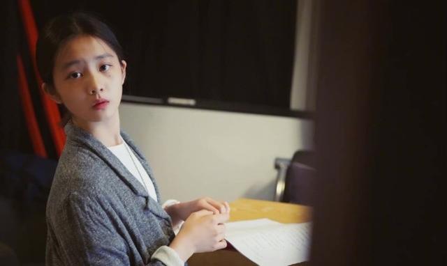 条纹|15岁黄多多颜值爆表！开衫配T恤更美过女明星，扎低马尾神似孙莉