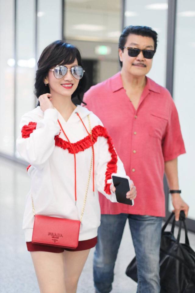 身材|赵雅芝穿得再嫩也架不住年龄感，学小姑娘下衣失踪，细长腿仍惹眼！