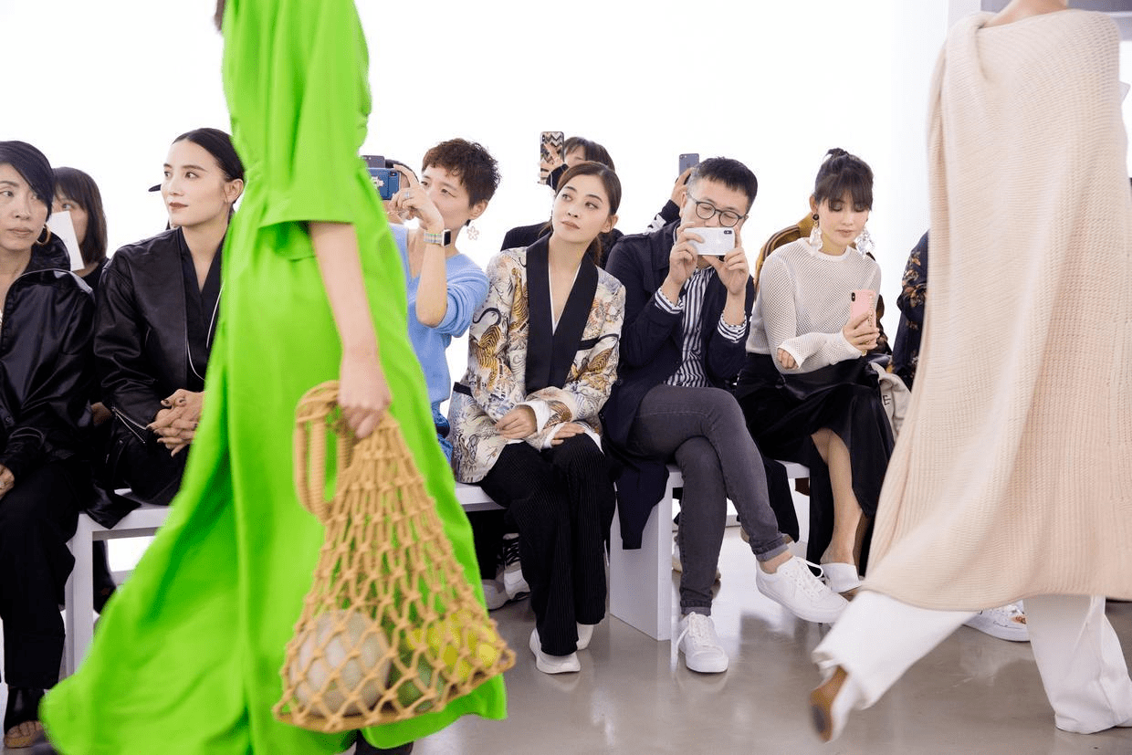 色彩|梅婷越老越“耐看”，穿印花西装配阔腿裤自带高级感，气质惊艳