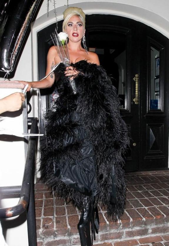 整体|女人比例好真重要,LadyGaga没1米6 ,气质依旧很知性