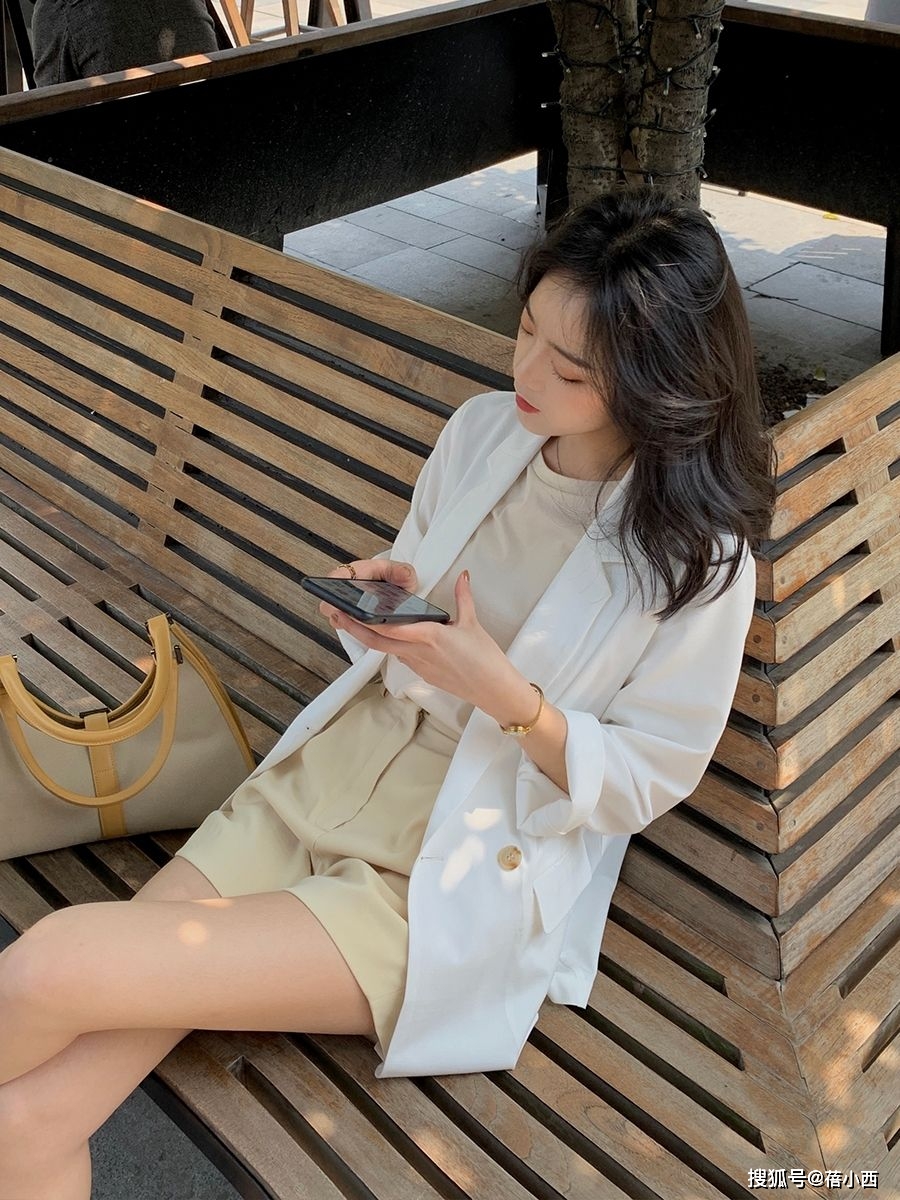 颜色|真正会穿有品味的女人，入秋第1件外套首选“西装”，洋气又高级