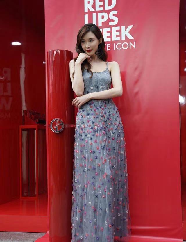 黑色|45岁林志玲真敢“作妖”，穿灰色吊带连衣裙硬穿成00后，美得惊艳