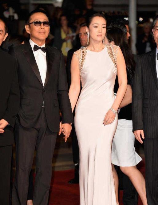 西裤|55岁巩俐穿白上衣配黑西裤亮相,同龄人不敢站她身旁,太显年轻了