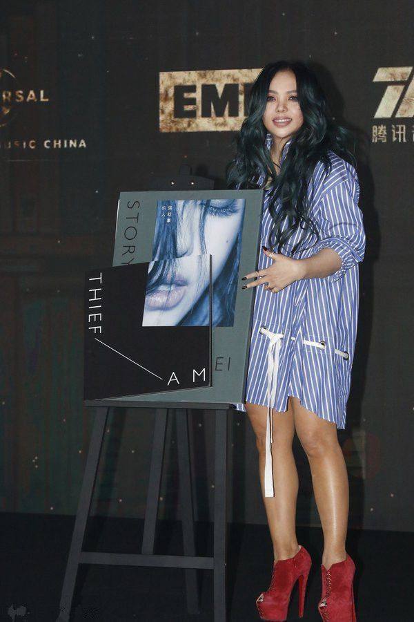 身材|张惠妹为显瘦真拼，脚踩20cm高跟穿出细长腿，“下衣失踪”真惹眼？