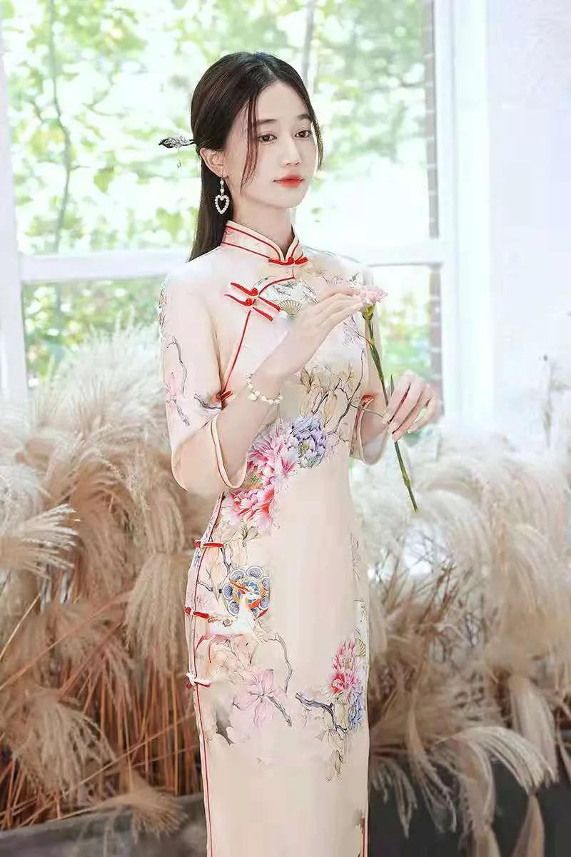 双肩|妩媚的旗袍，离不开优雅的姿态，内外兼具步履自然尽显女性风采！