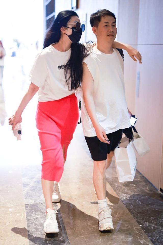 青春|范冰冰走文艺路线,V领毛衣+衬衫青春潮流范十足,40岁还像个少女