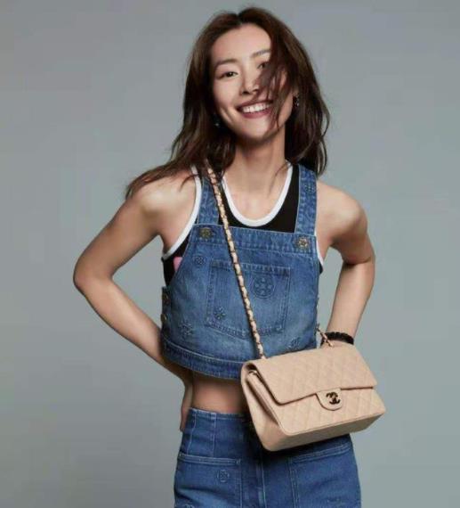 黑色|33岁刘雯走甜美风格,穿露腰牛仔服配香奈儿包,瘦得都有腰窝了