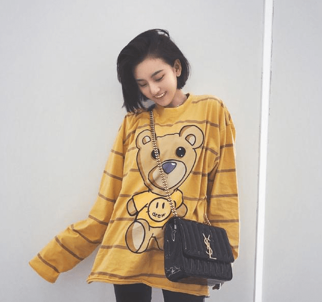 祖儿|宋祖儿短发更少女，穿芒果卫衣显白又显嫩，裤子设计有心机