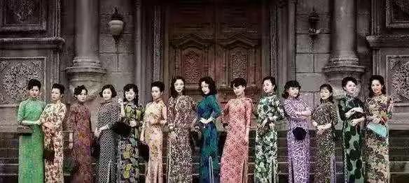 双肩|妩媚的旗袍，离不开优雅的姿态，内外兼具步履自然尽显女性风采！