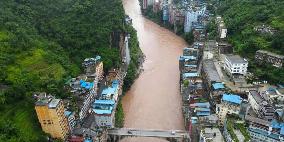 云南最窄县城，与四川交界，两边都是悬崖绝壁，中间是一条河流
