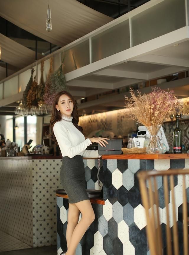 林静敏穿的这条带褶边的半身裙修身时尚的裙子展现性感美