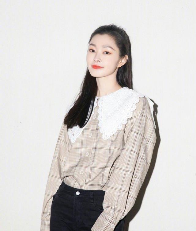 黑色|宋轶神似仙女下凡，白色倒三角镂空连衣裙，这气质也是没谁了