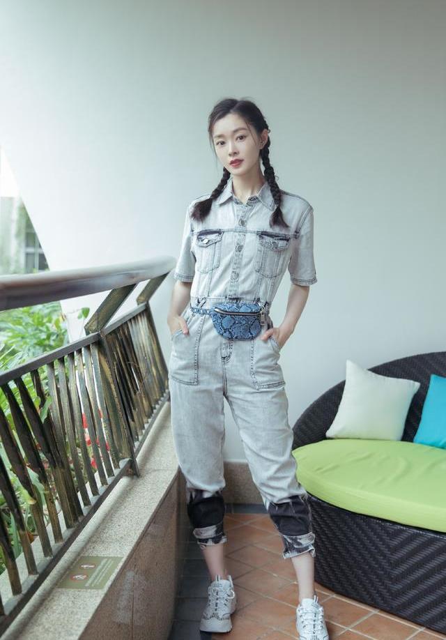 黑色|宋轶神似仙女下凡，白色倒三角镂空连衣裙，这气质也是没谁了