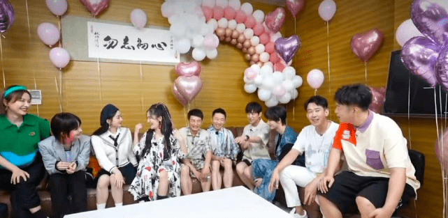 元素|谢娜生完二胎真辛苦!下班赶飞机来不及换装,穿T恤终于不显臃肿