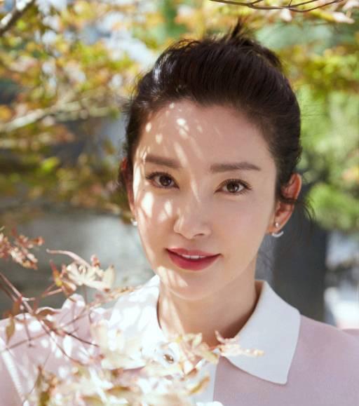 配饰|48岁李冰冰状态真好，阿姨辈不敢穿的嫩粉色，她却穿得知性又减龄