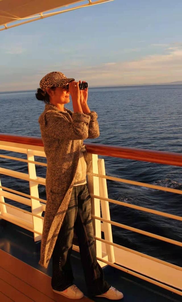 进行|姜黎黎头发也白了，盘发髻配素雅长袍韵味十足，无惧岁月老得优雅