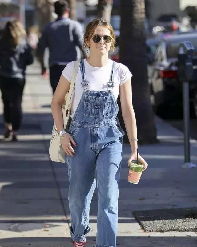 黑色|想要显瘦又显嫩？“T恤+背带裤”值得尝试，夏日这样穿美出新高度