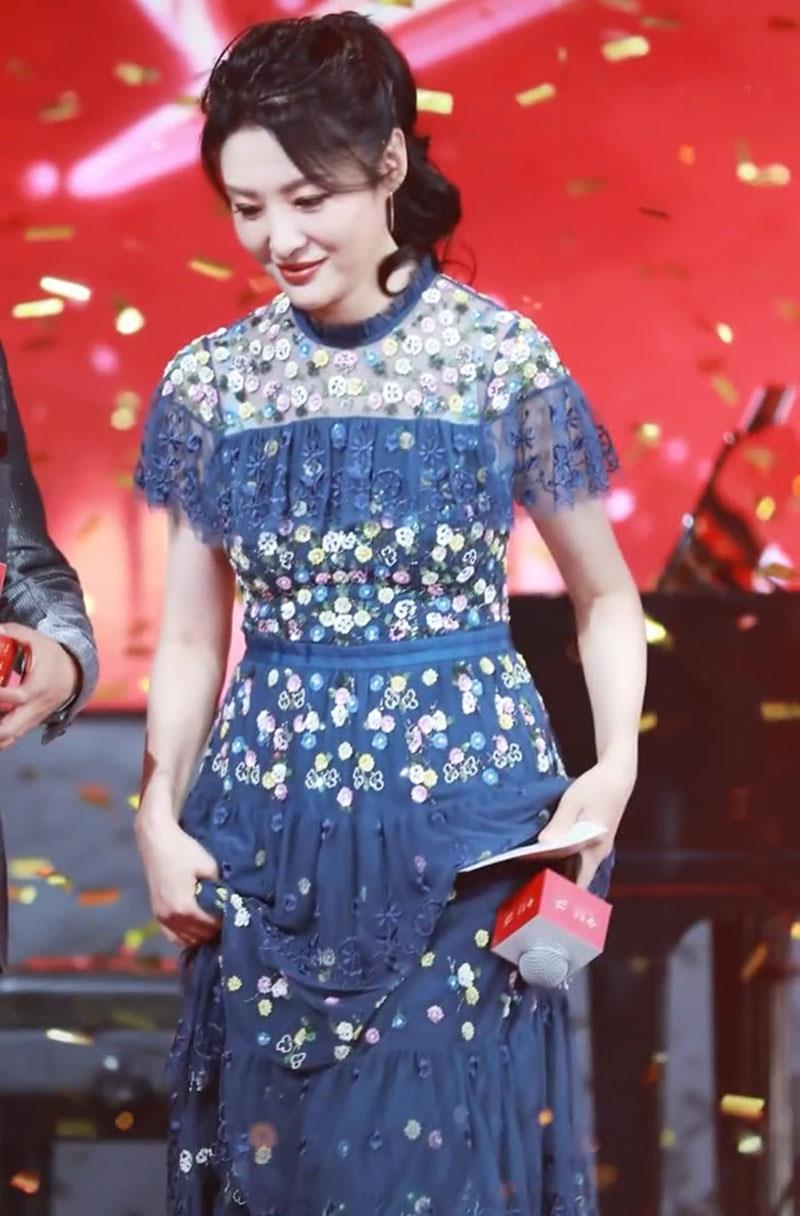 马尾|53岁主持人周涛久违上班,穿落花裙扎森系马尾,打扮时髦似女明星