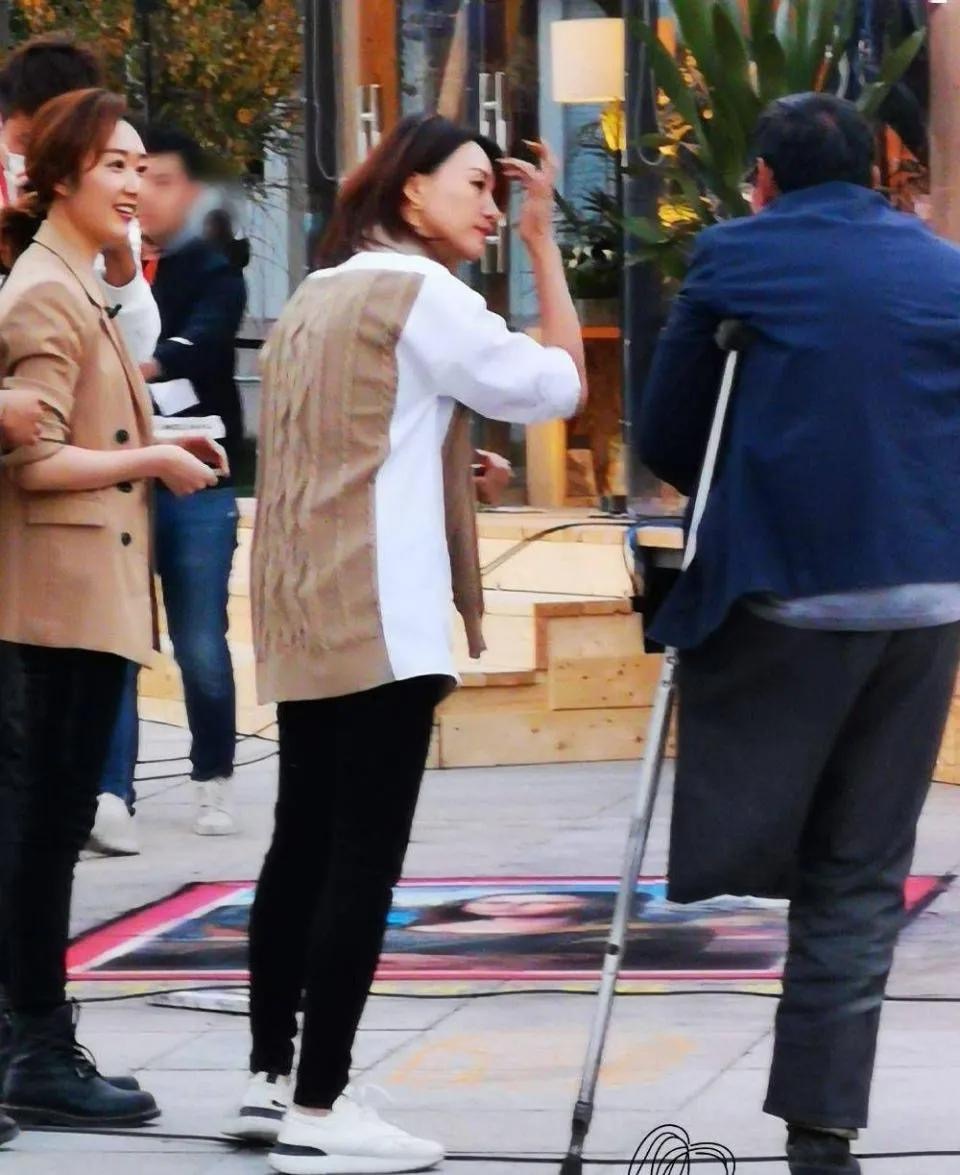 颜色|董卿跑步被拍，穿运动装刻意掩饰身材，不修饰的脸却是真实老人！