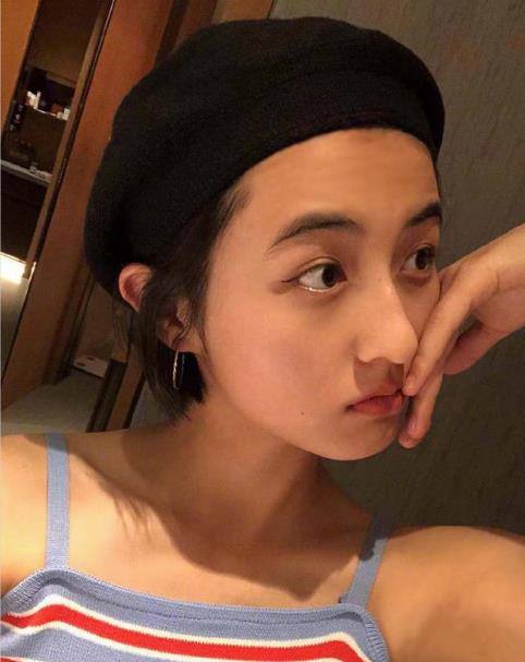 美得|张子枫穿吊带秀自拍，直尺肩美得让人移不开眼，小小年纪魅力十足