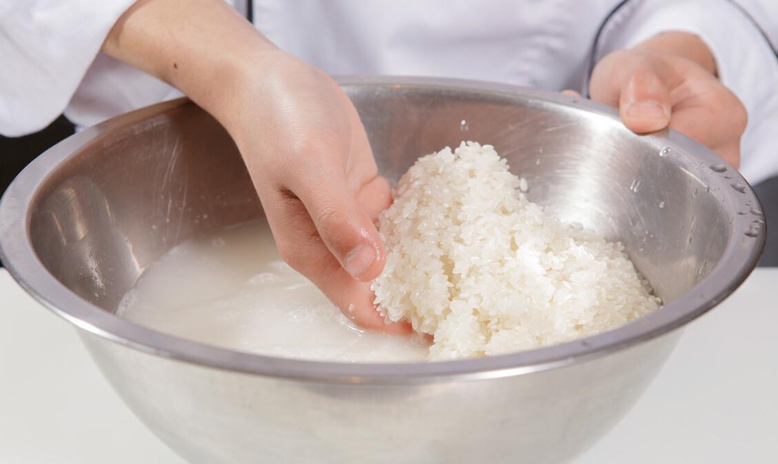 下锅|煮米饭，不要直接加水下锅，学会重要2步，米饭更软糯，越嚼越香