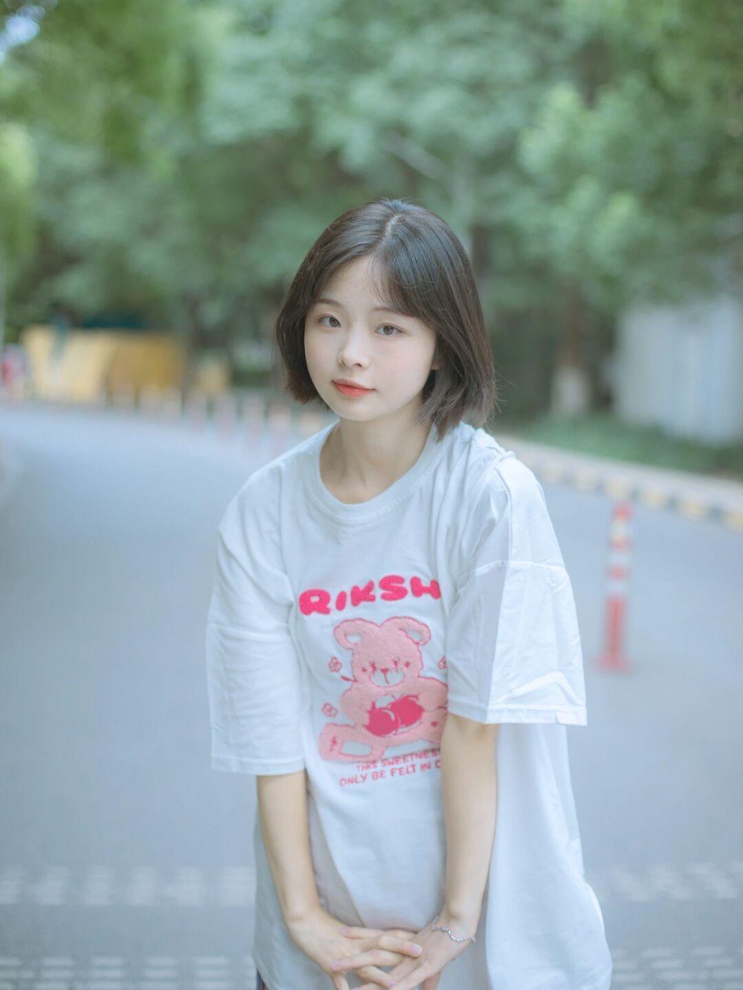 女生|还在上学的女生可以这样穿，白色卫衣搭配百褶裙，款式百搭又休闲