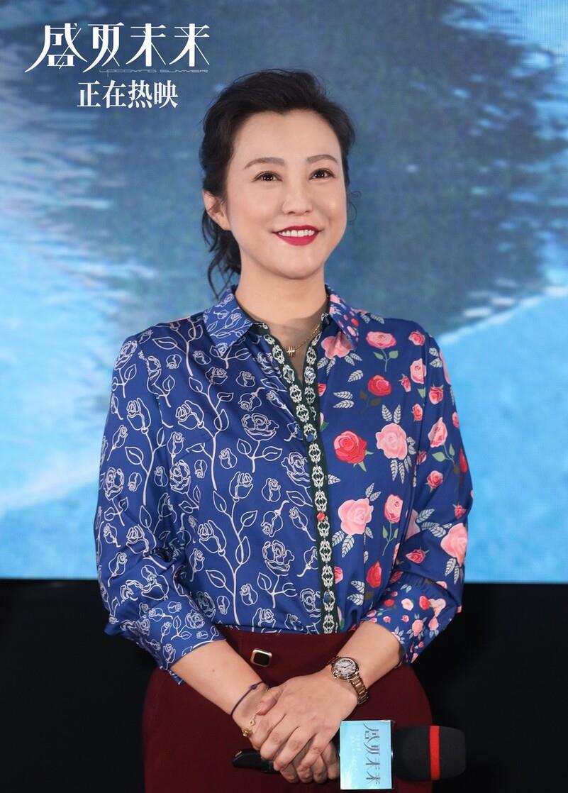 郝蕾|郝蕾到了演“妈妈”的年纪，但却依旧宝刀未老，好气质能穿出来