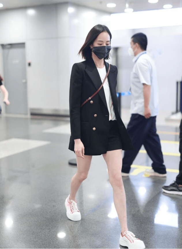 整体|张钧甯颜值真抗打，纯素颜皮肤紧致无皱纹，38岁嫩似女大学生