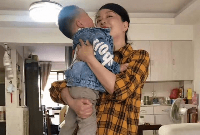 悦悦和许敏相聚姚师兵贴心准备小零食场面温馨笑容停不下来