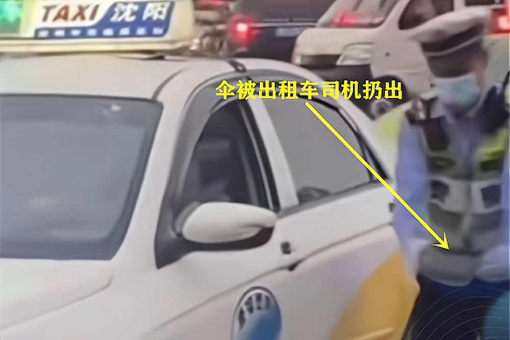 原創遼寧瀋陽:交警冒雨執勤,出租車司機扔傘,