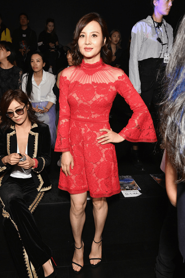 姿态|女人越老越有韵味，陶红穿红裙秀好身段，自信姿态为气质加分