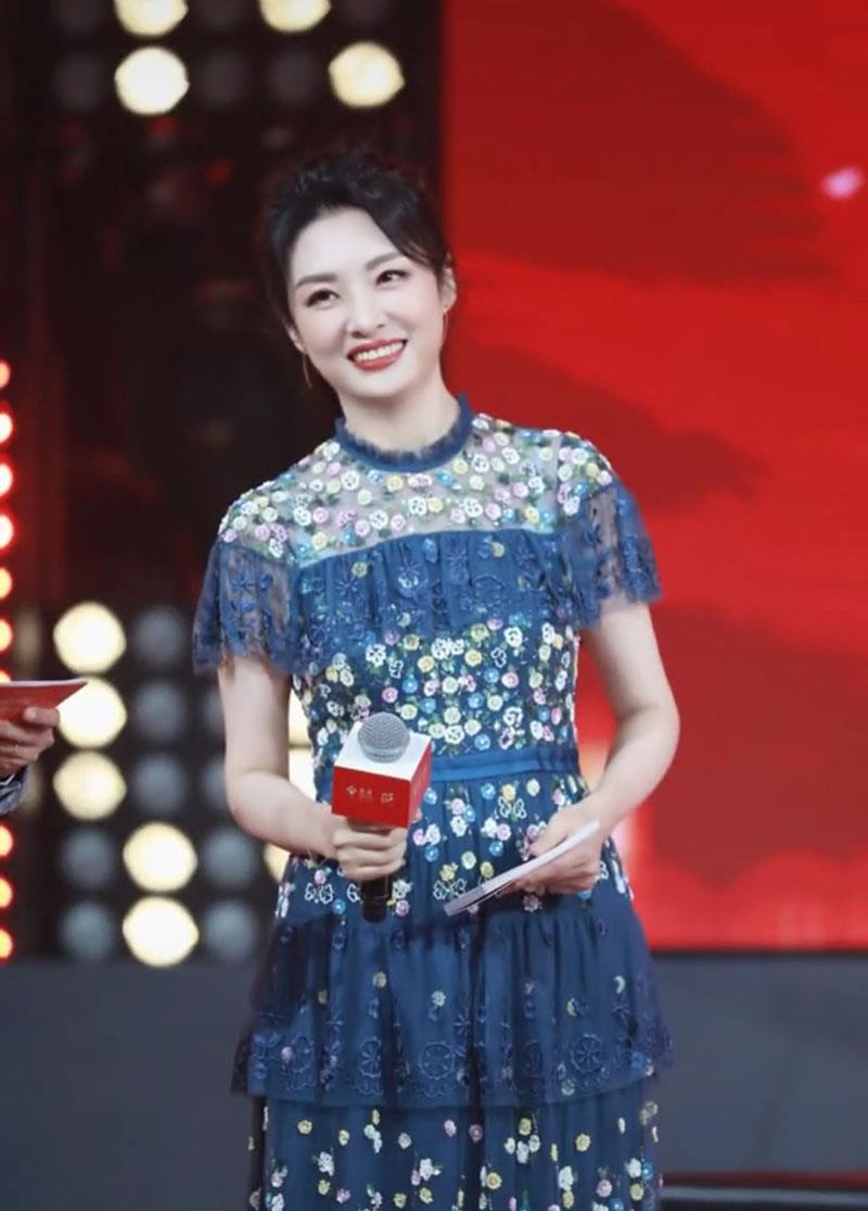 马尾|53岁主持人周涛久违上班,穿落花裙扎森系马尾,打扮时髦似女明星