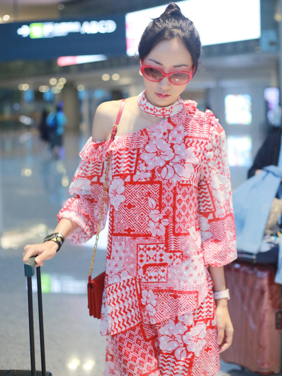 进行|38岁韩雪穿露肩连衣裙太给力，细腰长腿明显，胯宽缺点也不见了