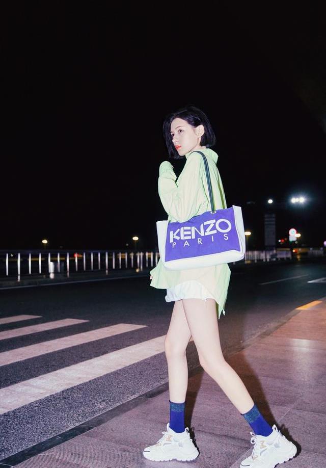 张予曦|张予曦化身丝绒靴狂热粉，秋季上演下衣失踪太性感，美腿惹人羡