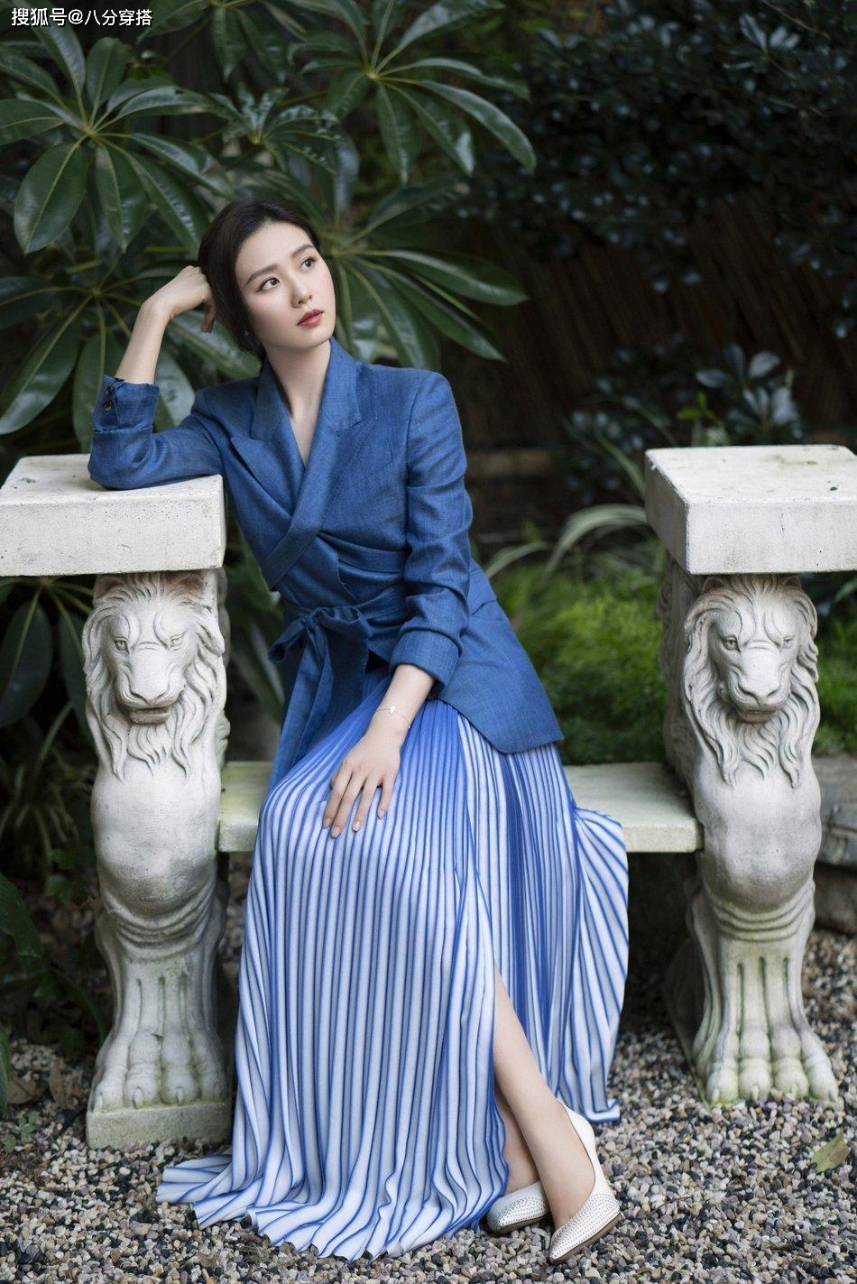 蓝色|刘诗诗气质这块就没输过，蓝色西装配百褶裙知性干练，优雅大方