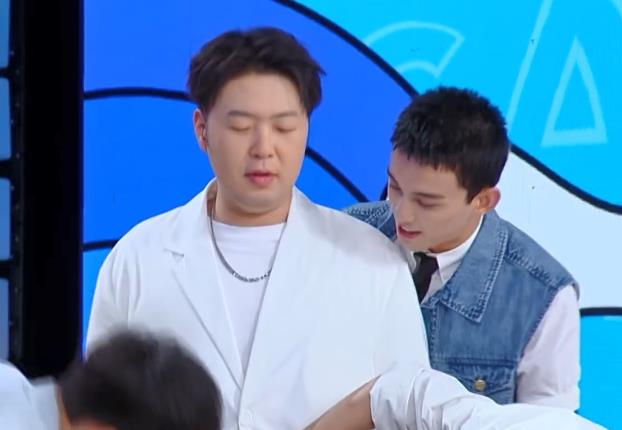 杜海涛|《快本》现场量腿长，王彦霖106，丁程鑫105，杜海涛不足100