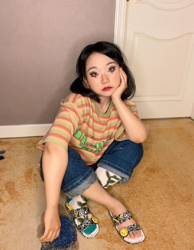 设计|辣目洋子真是自信满满，烟熏小丑妆配双马尾，穿件T恤就好看