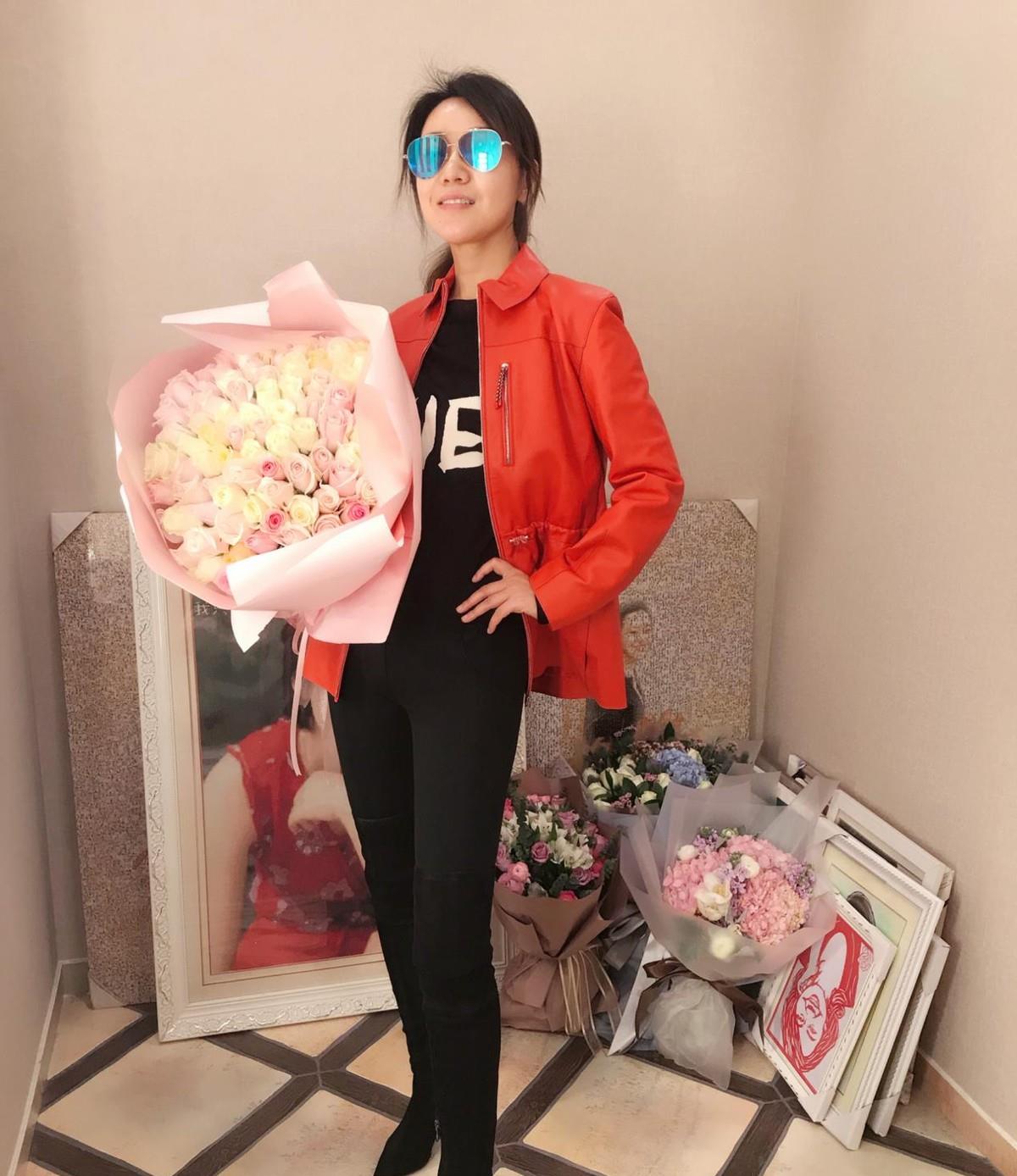 显得|女人还是不服老的好，闫妮真是越活越嫩了，一袭红裙优雅动人