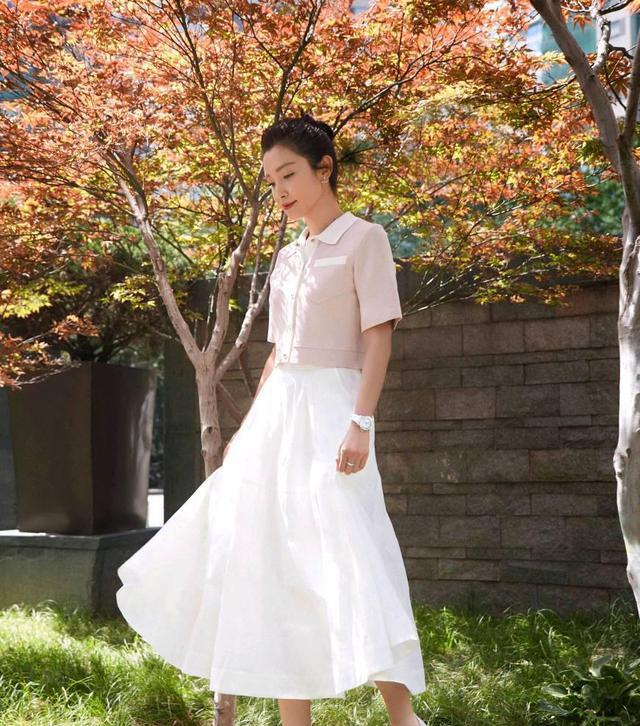 配饰|48岁李冰冰状态真好，阿姨辈不敢穿的嫩粉色，她却穿得知性又减龄