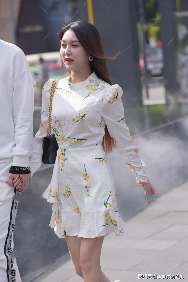 设计|初秋优雅风穿搭,一身简约印花连衣裙搭配高跟鞋,简单大方显气质