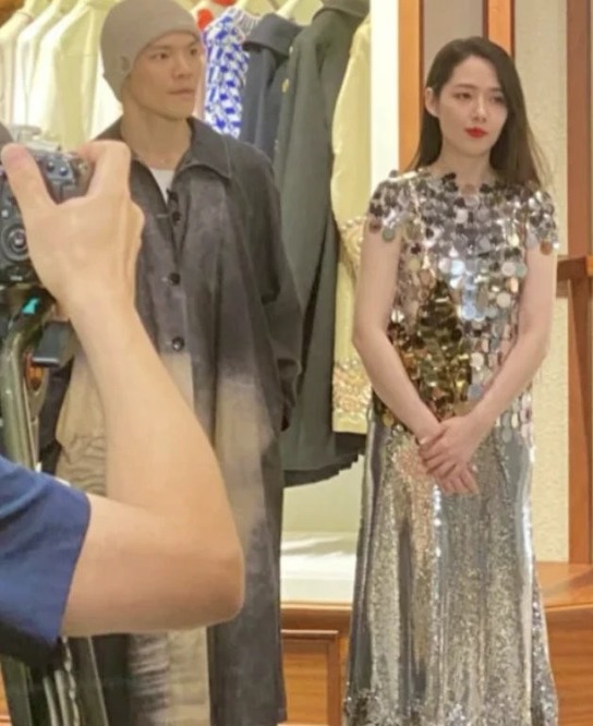 向佐|向佐夫妇录节目被偶遇！郭碧婷被夸白到发光，给女儿挑童装好有爱