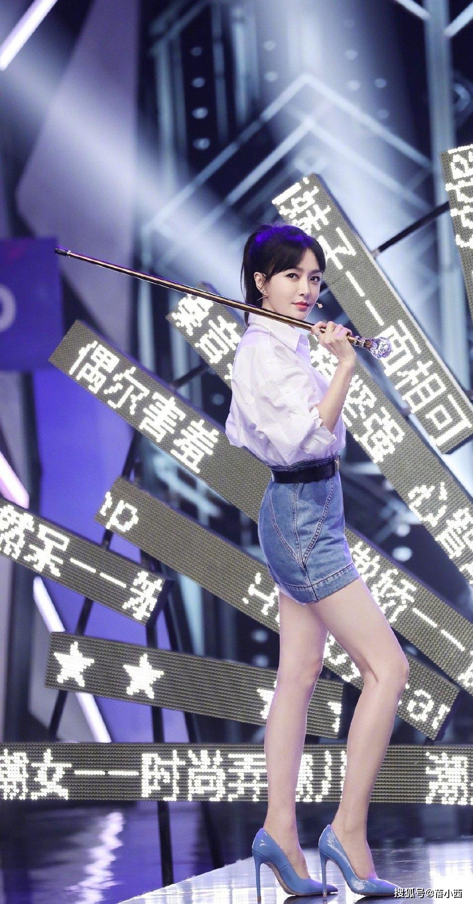 女孩子|42岁的秦岚潇洒又自信，2件衬衫叠穿再配短裤，时尚减龄气场不俗