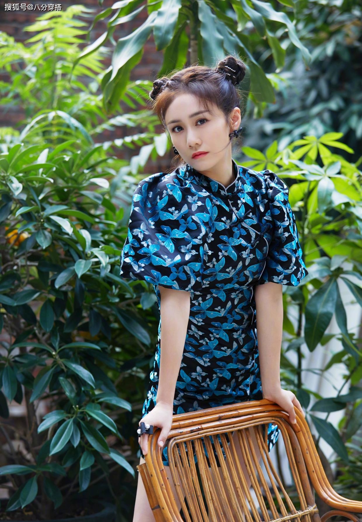 郑钧|刘芸真给郑钧长脸,豹纹上衣搭配牛仔短裤洒脱时髦,美得高调