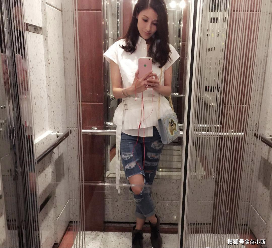 设计|李嘉欣老了也惊艳,一袭斜肩抹胸裙时髦又优雅,原装五官真耐看