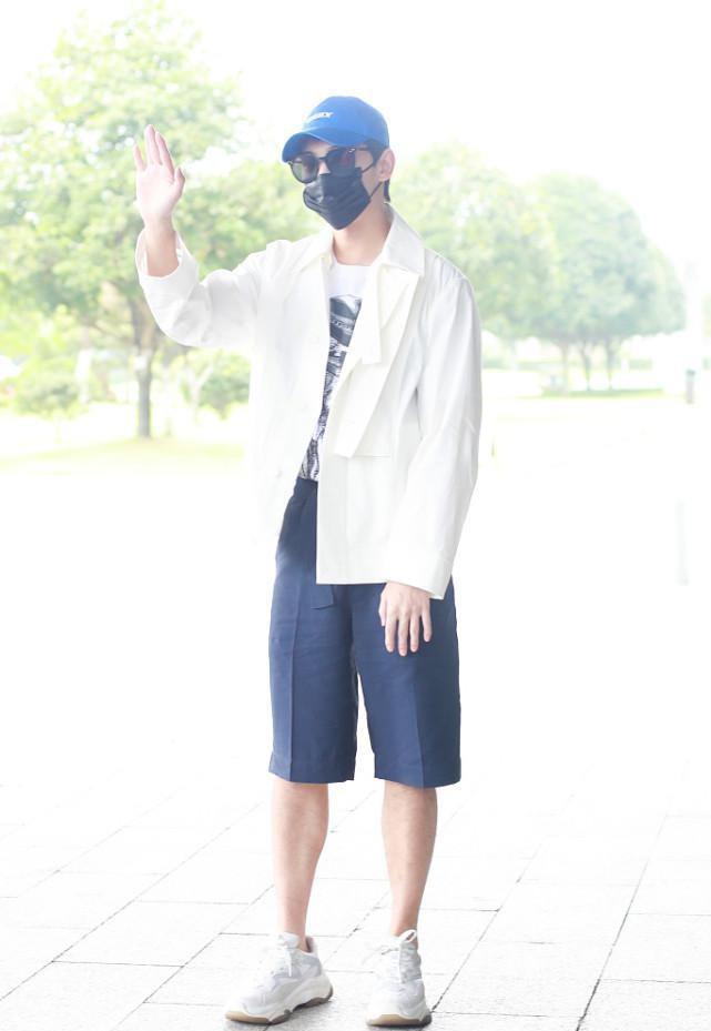 设计|杨洋头发短点挺精神的，T恤塞进工装裤，穿得精致又潇洒